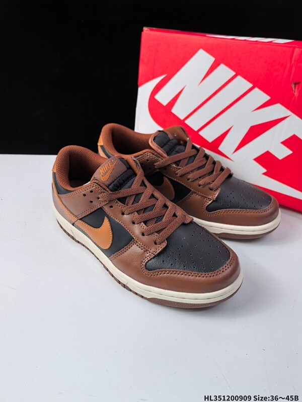 NIKE SB DUNK LOW PRO Dunk SB顾名思义，具有经典的Dunk血缘，又注入了更多的时尚元素。相较于普通的Dunk滑板鞋，改良版的Dunk SB加厚了鞋舌的填充，