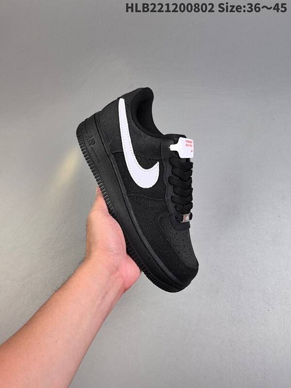 真标！耐克Nike Air Force 1“07空军一号低帮百搭休闲运动板鞋。柔软、弹性十足的缓震性能和出色的中底设计