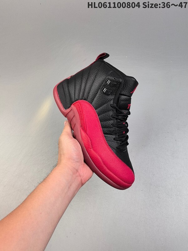 Air Jordan 12 Retro "Melo" 高帮 黑红 AJ12 "Melo"2025整体设计延续了Air Jordan 12的经典鞋型，其设计灵感来源于安东尼在丹佛掘金队的新秀赛季