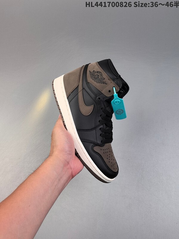 ✅NIKE Air Jordan 1 Retro Mid AJ1乔丹一代中帮经典复古文化休闲运动篮球鞋 简洁耐穿的鞋面材料，巧妙地搭配了新颖的配色