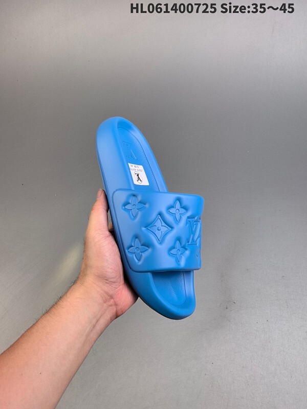 集合 LV路易威登L家驴牌monogram 浮雕 拖鞋 本季 Waterfront 凉拖焕新回归 鞋面扣带压印路易威登标志性的