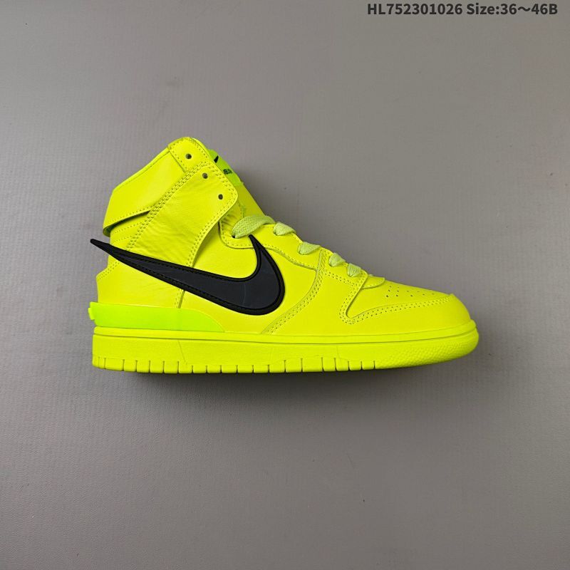 230 AMBUSH x NK SB Dunk High 滑板鞋高帮男女士运动鞋 联名大勾 同款篮球鞋 以早年间最经典的 Dunk Hi 为蓝本 选用质感出众的荔枝皮打造鞋面 搭配亮色配色尽显街头气质