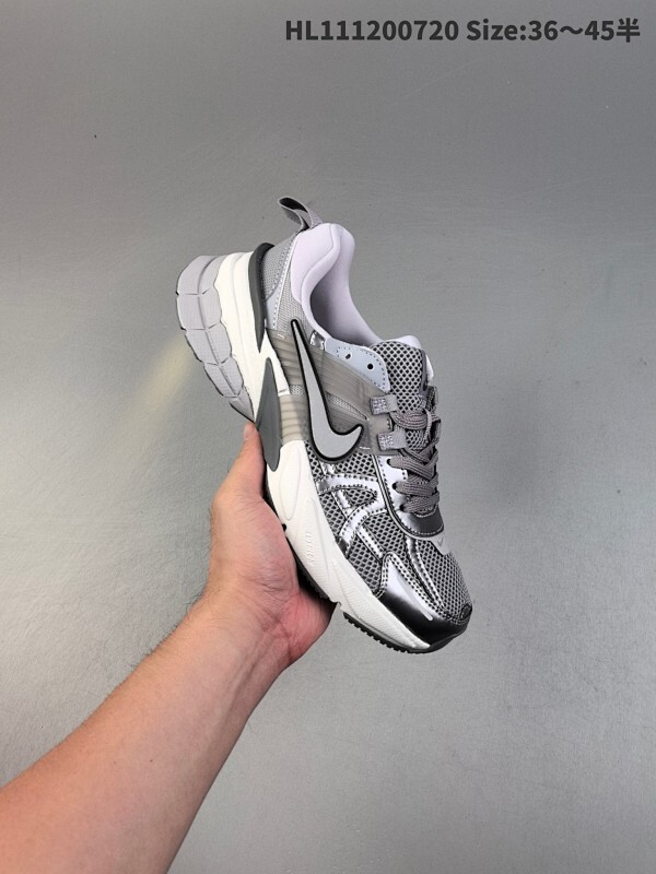 真标✅耐克NIKE V2K RUN跑步鞋复古风潮 网面透气运动鞋 灰银紧致的鞋面材质提供良好的包裹性鞋侧