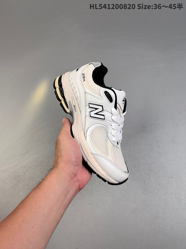 ✅New Balance 2002R 复古单品 热门复古鞋型New Balance 2002R，近日又曝出一款全新配色并释出官图。整双鞋采用棕色和米色主打