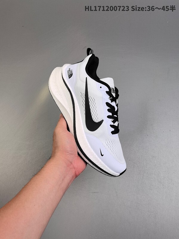 公司级✅Nike ‘DIY’ 耐克 登月透气缓震疾速跑鞋  在鞋底部分搭载全掌型ZOOM AIR配置 锐意革新缓震系统 缔造平稳顺畅的自然步履体验