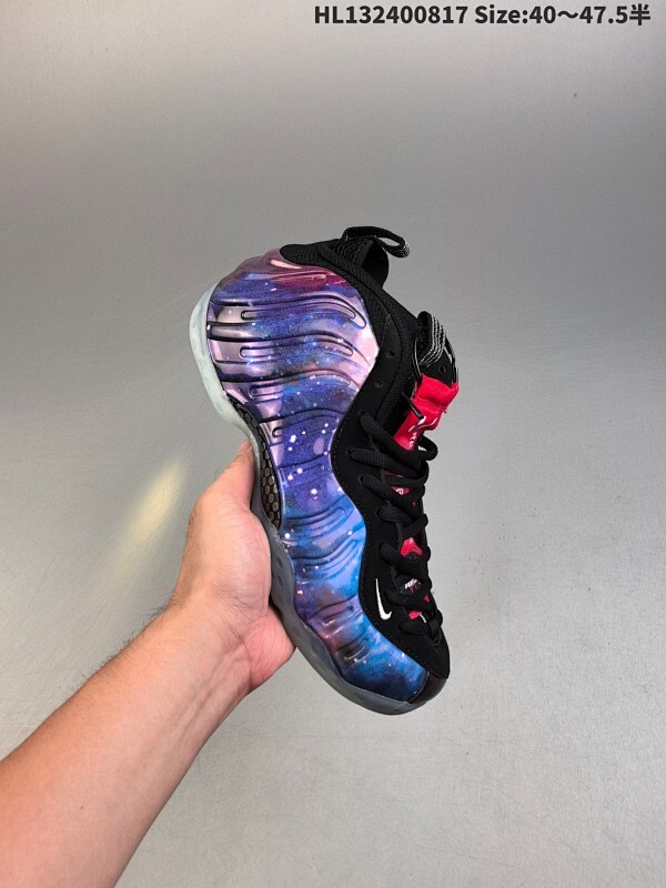 NIKE AIR FOAMPOSITE ONE 喷泡 喷泡，是一双内场的后卫战靴，97年1月份首期发行，使用FOAMPOSITE一次成型的喷塑鞋面