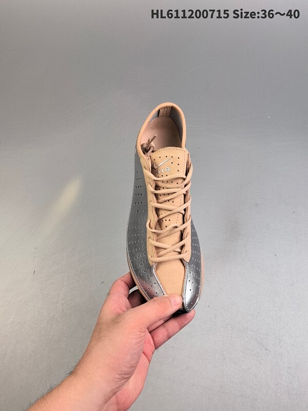 Nike Air Superfly耐克2025新款减震复古跑鞋 穿孔设计不仅增添了细节，还提高了透气性，确保佩戴者全天舒适。