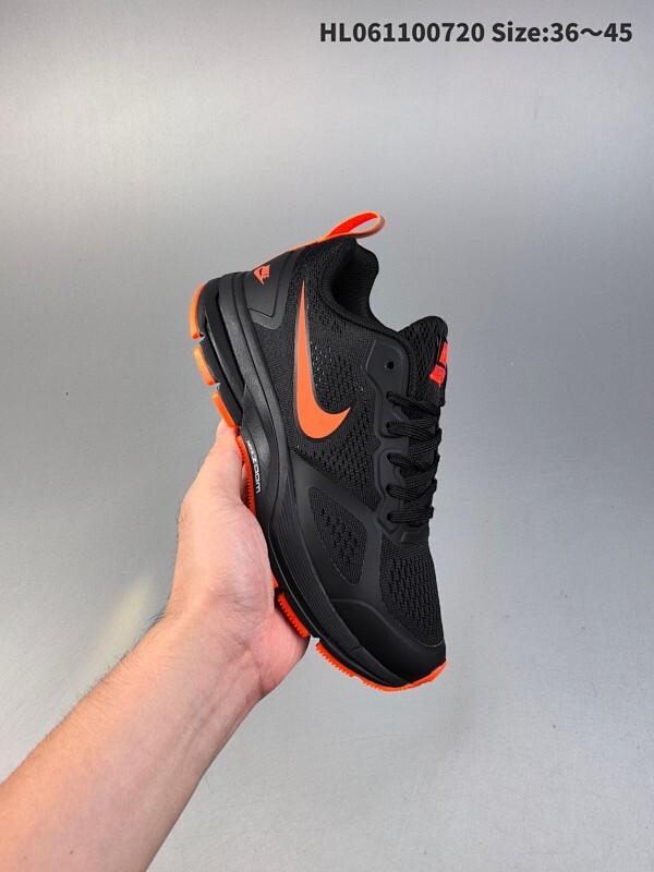 集合  耐克Nike Zoom Pegasus 26X 登月透气缓震疾速跑鞋。在鞋底部分，搭载全掌型ZOOM AIR配置