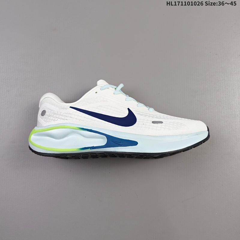 110 真标✅Nike Journey Run 跑步鞋  使用了新型的缓震材料 脚感偏韧 后跟有加厚的海绵填充 鞋子前掌和后掌做了加宽设计  增加了跑步时的稳定性 织物加网纱的鞋面极好的透气性 官方货