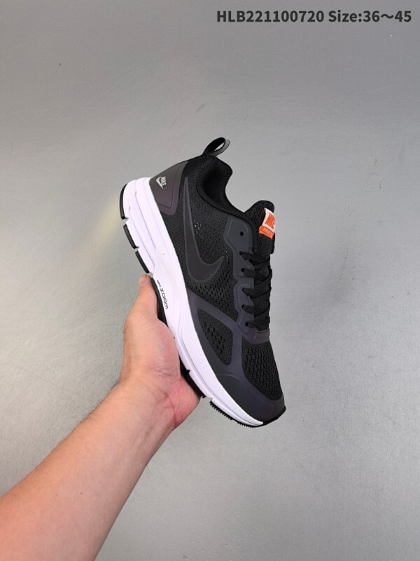 耐克Nike Zoom Pegasus 26X 登月透气缓震疾速跑鞋。在鞋底部分，搭载全掌型ZOOM AIR配置