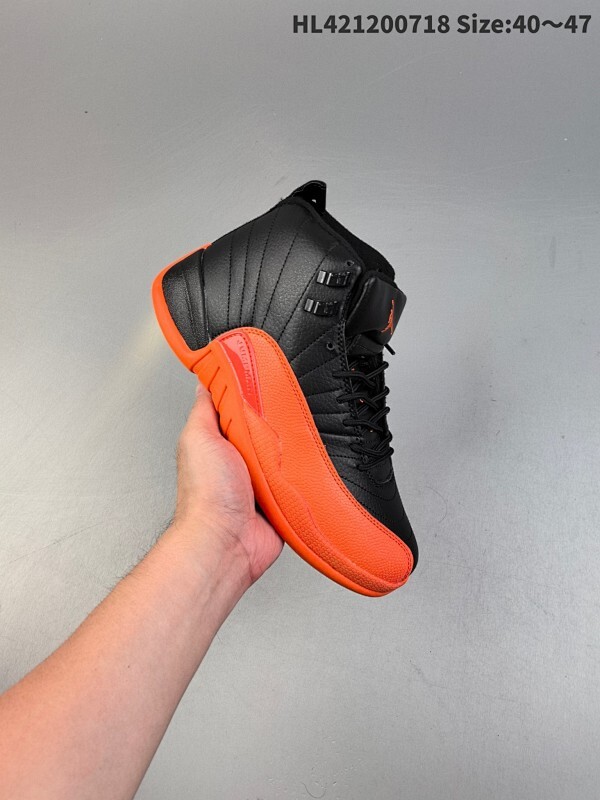 Air Jordan 12 Retro “Phantom” 高帮 AJ12 乔丹12代 aj12 乔12 高邦 乔丹篮球鞋系列 鞋身整体采用白色皮革搭配白色内衬，