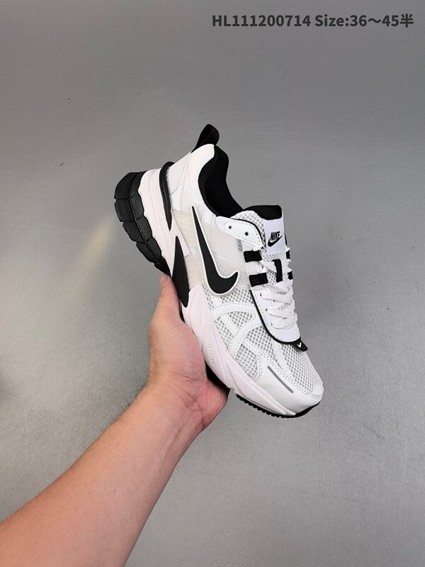 真标✅耐克NIKE V2K RUN跑步鞋复古风潮 网面透气运动鞋 灰银紧致的鞋面材质提供良好的包裹性鞋侧