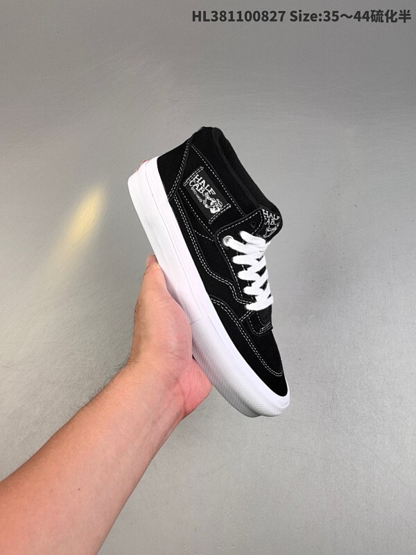 万斯Vans Half Cab为传奇滑冰运动员Steve Caballero的签名鞋带来经典外观这款中帮滑板鞋流线型且经久耐用，