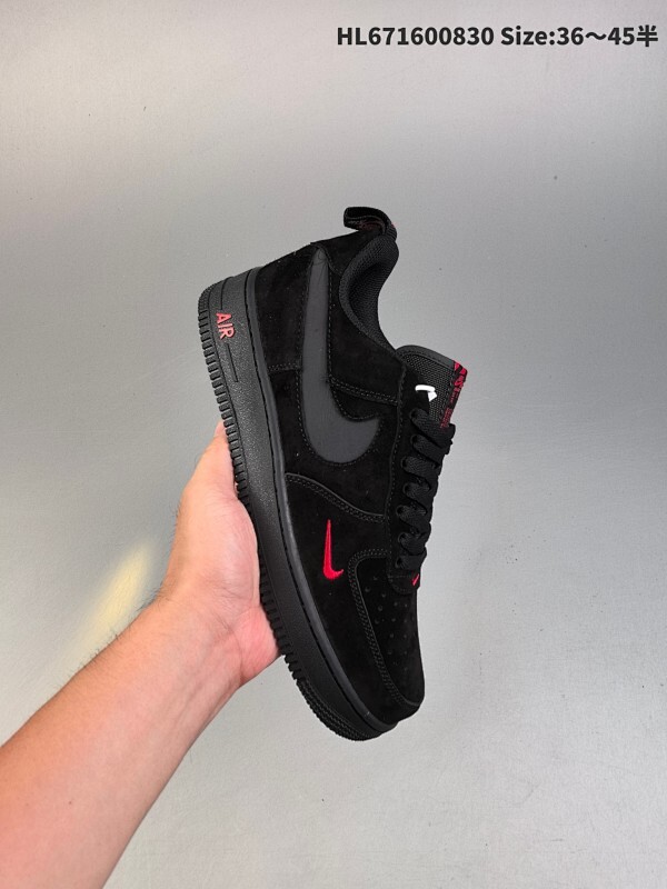 集合  耐克Nike AIR FORCE 1‘07 空军一号低帮百搭休闲运动板鞋。柔软、弹性十足的缓震性能和出色的中底设计