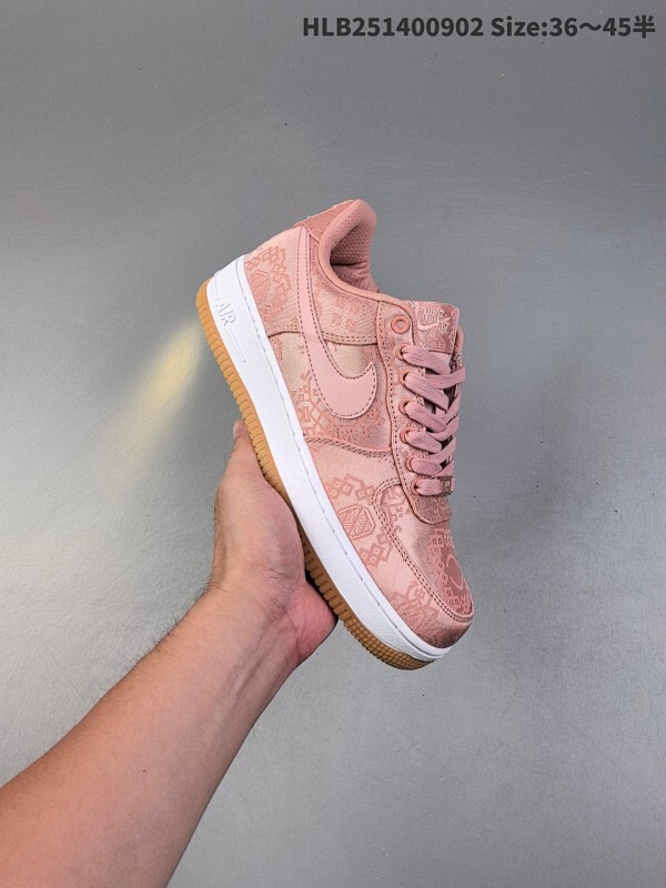 耐克 空军一号 AF1厚底增高运动板鞋 经典低帮百搭休闲运动板鞋“丝绸”以丝绸面料包覆鞋面，于其中注入中国风纹路和刺绣设计