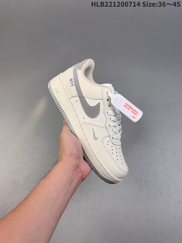 ✅耐克Nike AIR FORCE 1‘07 空军一号低帮百搭休闲运动板鞋。柔软、弹性十足的缓震性能和出色的中底设计