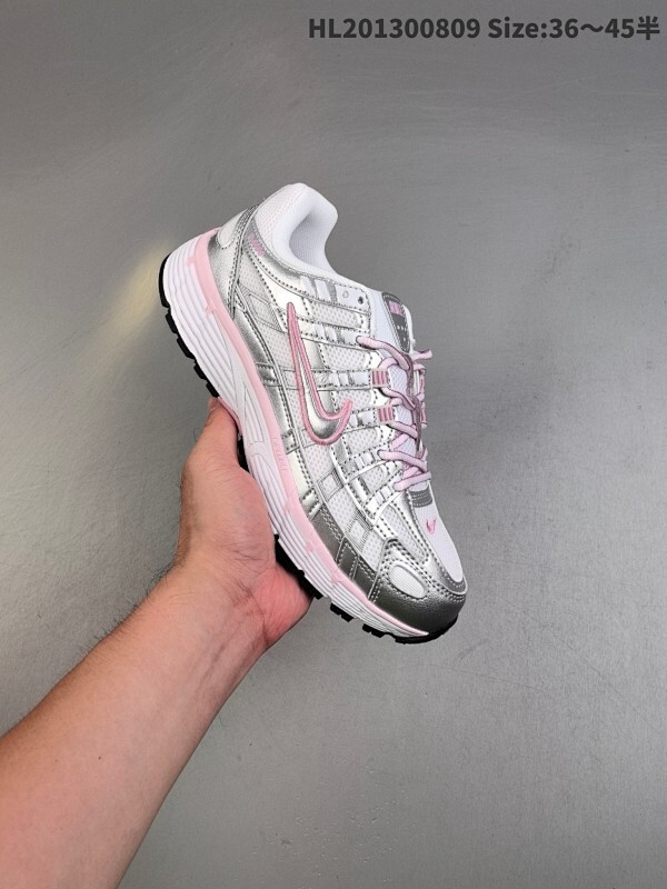 耐克Nike p-6000 女子跑鞋内外侧都用了灰色的钩子，采用透气材料，搭配匠心覆面