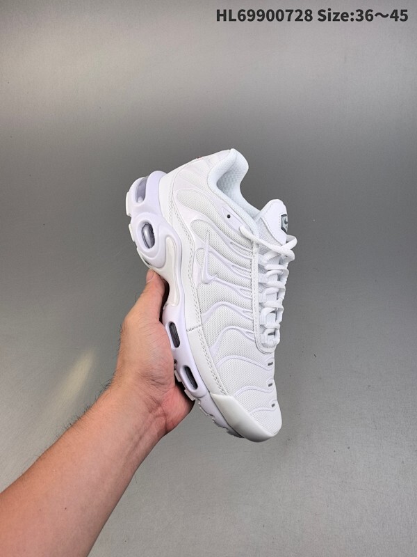 集合  耐克 Nike Air Max Plus是Nike旗下另类鞋款的代表，TN 它诞生于1996年，是第一款使用TunedAir气垫的跑鞋