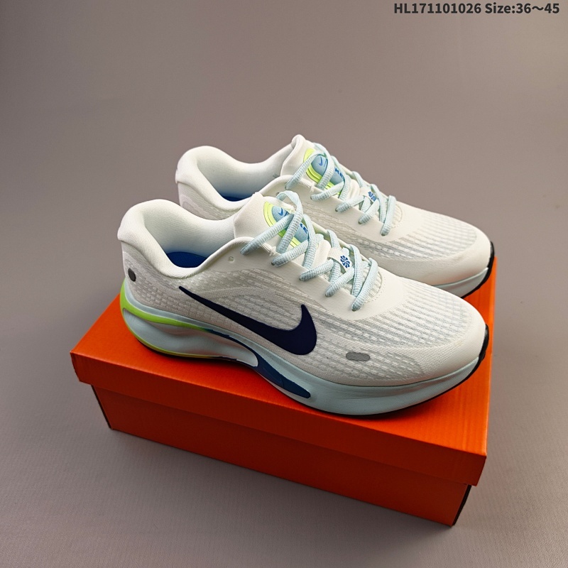 集合110 真标✅Nike Journey Run 跑步鞋  使用了新型的缓震材料 脚感偏韧 后跟有加厚的海绵填充 鞋子前掌和后掌做了加宽设计  增加了跑步时的稳定性 织物加网纱的鞋面极好的透气性
