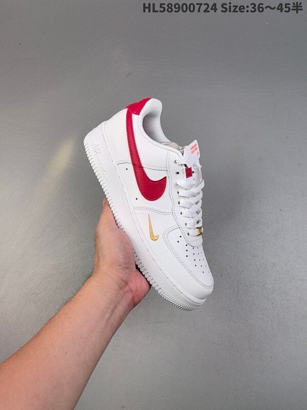 真标✅耐克Nike Air Force 1“07空军一号低帮百搭休闲运动板鞋。柔软、弹性十足的缓震性能和出色的中底设计