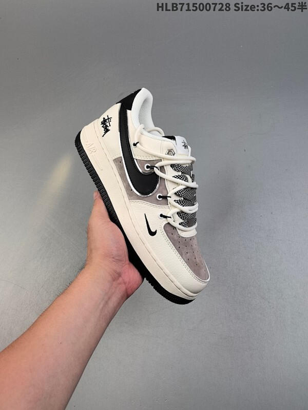 耐克 Nike Air Force 1 ’07 空军一号低帮百搭休闲运动板鞋。柔软、弹性十足的缓震性能和出色的中底设计