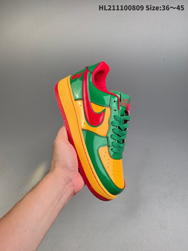 集合 耐克 Nike Air Force 1 ’07 空军一号低帮百搭休闲运动板鞋。柔软、弹性十足的缓震性能和出色的中底设计，横跨复古与现代的外型结合