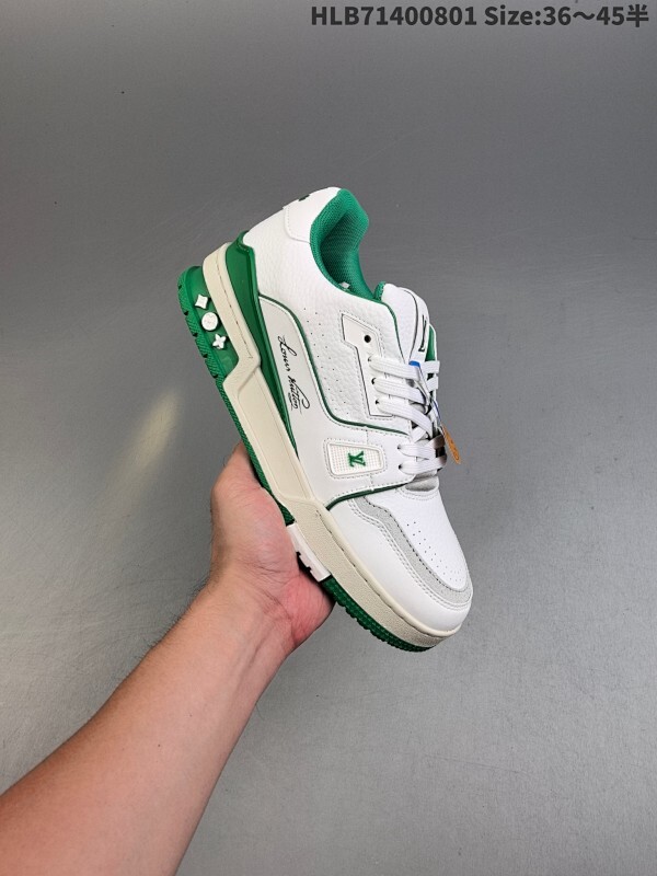 集合  Louis Vuitton/广东原产，采用皮革鞋面材质，，内里全小羊皮打造及去味海玻璃脚垫