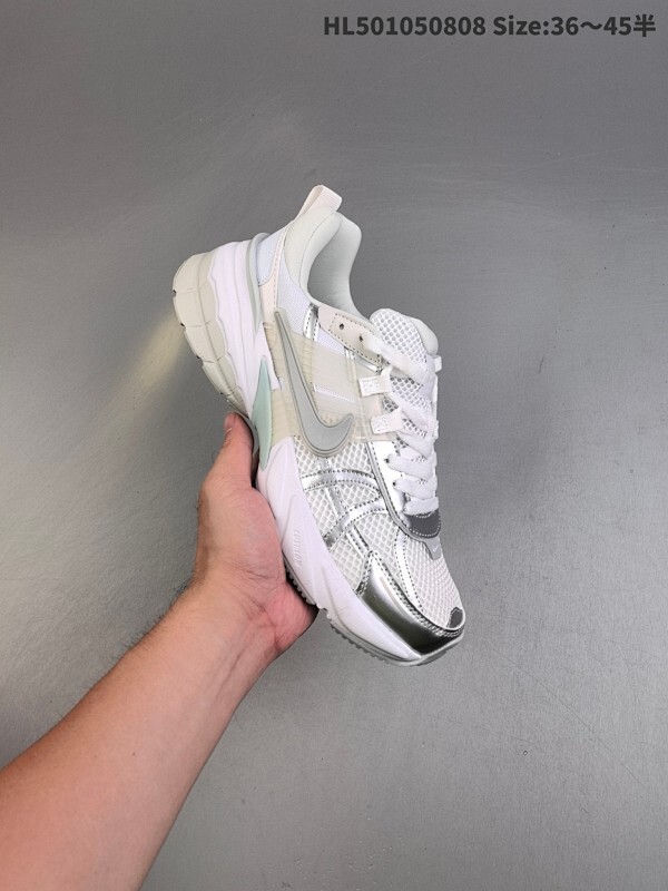 NIKE V2K Run 减震防滑复古低帮跑步鞋 材质上使用大面积网眼