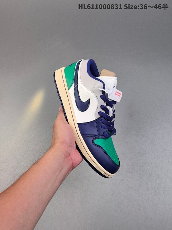 Air Jordan 1 Low 低帮 紫白色 AJ1 乔丹1代 aj1 乔1 低邦 紫白色 乔丹篮球鞋系列 鞋身整体采用白色皮革材质打造，