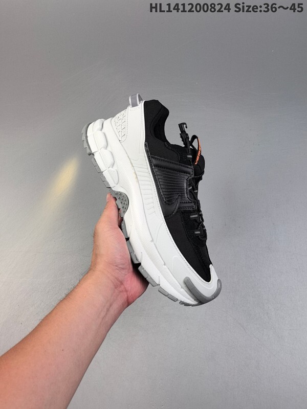 耐克Nike Zoom Vomero Roam 马拉松复古跑五代休闲运动慢跑鞋采用环保纤维革饰片组合网眼布鞋面材质