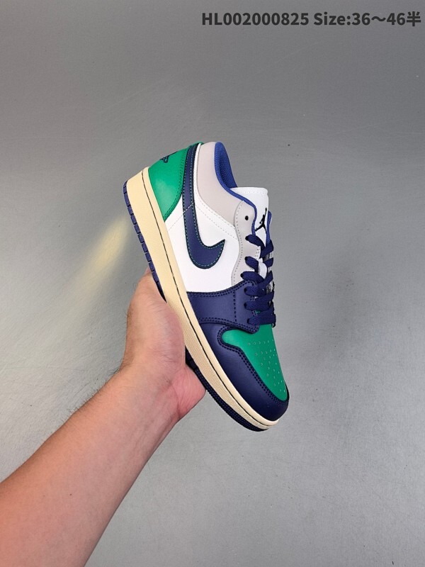 头层带半码 Air Jordan 1 Low 低帮 白蓝绿 AJ1 乔丹1代 aj1 乔1 低邦 白绿蓝 乔丹篮球鞋系列 整双鞋选用白绿蓝配色示人并辅以皮质鞋面