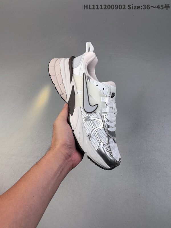 真标✅耐克NIKE V2K RUN跑步鞋复古风潮 网面透气运动鞋 灰银紧致的鞋面材质提供良好的包裹性鞋侧