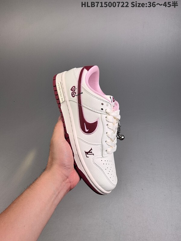 集合 层带半码 The North FACE x Nike Dunk SB Low 北面 x 耐克 SB 低帮 北面联名米白黑 鞋身以米白色麂皮作为主色调