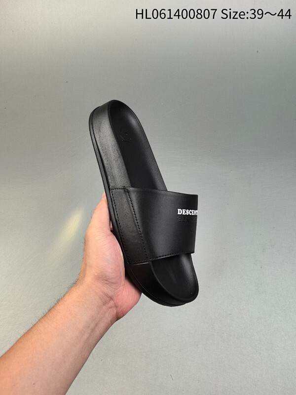 迪桑特DESCENTE Lcing Nars  百搭柔软 防滑一字拖鞋  中底设计提供更佳支撑和舒适感受