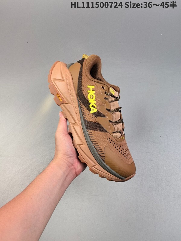 HOKA/霍卡 原楦开发纸版楦型，采用柔软网织呼吸材料鞋面材质，搭载轻量化全掌双密度超临界EVA材料发泡中底,