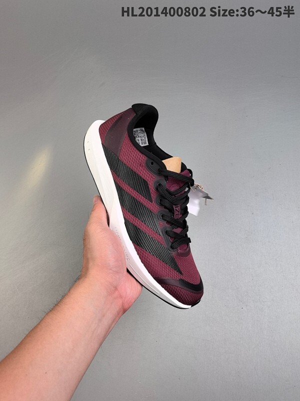 Adidas/阿迪达斯 升级原楦原纸版开发，采用轻质单向弹性梭织鞋面材质，中底搭载Lightstrike高密度发泡+前掌单块Lightstrike Pro避震科技