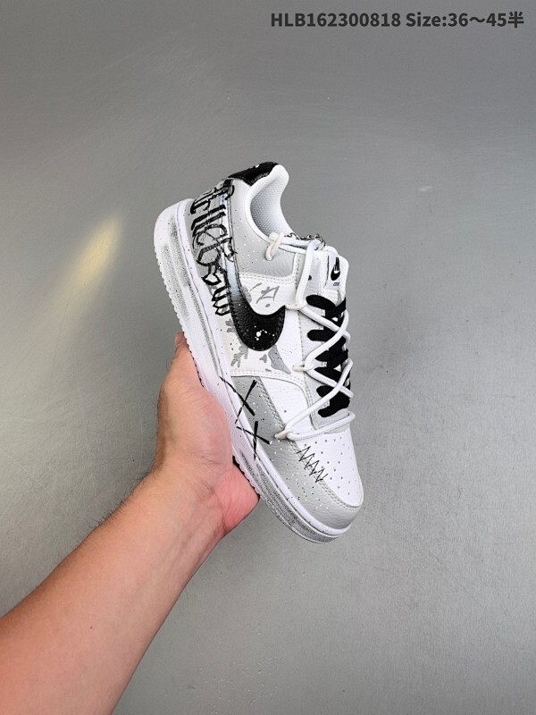 公司级✅Nike Court Vision 1 Low“幻影十字架” 手绘涂鸦定制板鞋 幻影十字架常作为一种印花图案出现