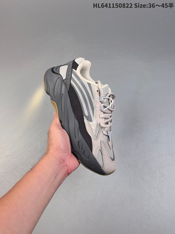 Adidas YEEZY 700 原厂3M反光条 原厂同频针织提花鞋面 花型纹路繁杂有序，后跟V形结合人体工程学保证双脚舒适性