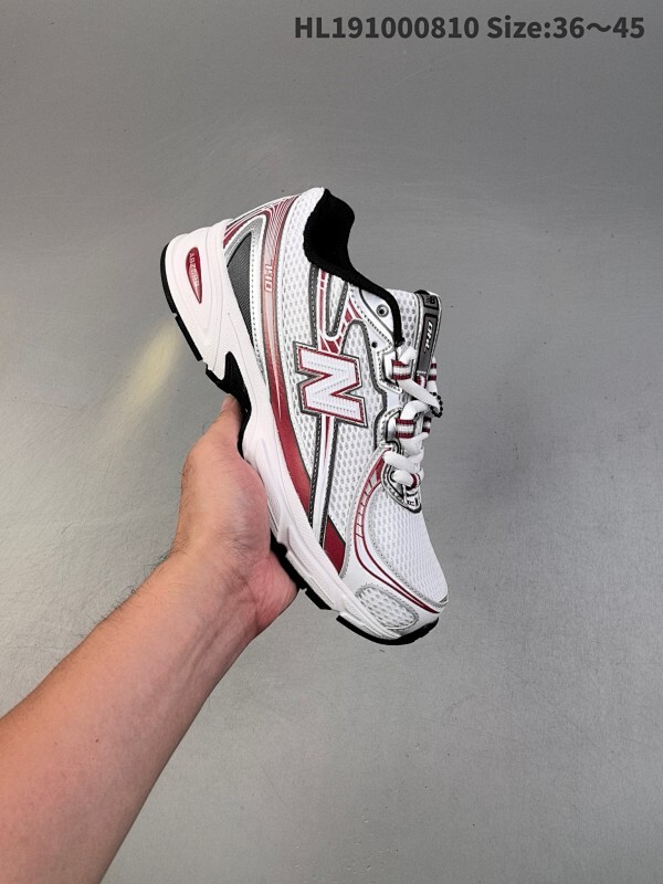 New Balance MR740 NB新百伦系列复古老爹风休闲运动慢跑鞋。采用轻质牛剖革拼接透气网眼衬垫织物鞋面材质