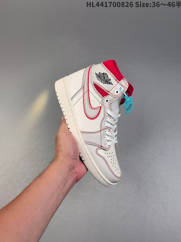 集合  ✅NIKE Air Jordan 1 Retro Mid AJ1乔丹一代中帮经典复古文化休闲运动篮球鞋 简洁耐穿的鞋面材料，巧妙地搭配了新颖的配色