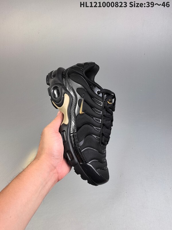 集合二 ✅耐克 Nike Air Max Plus是Nike旗下另类鞋款的代表，TN 它诞生于1996年，是第一款使用TunedAir气垫的跑鞋