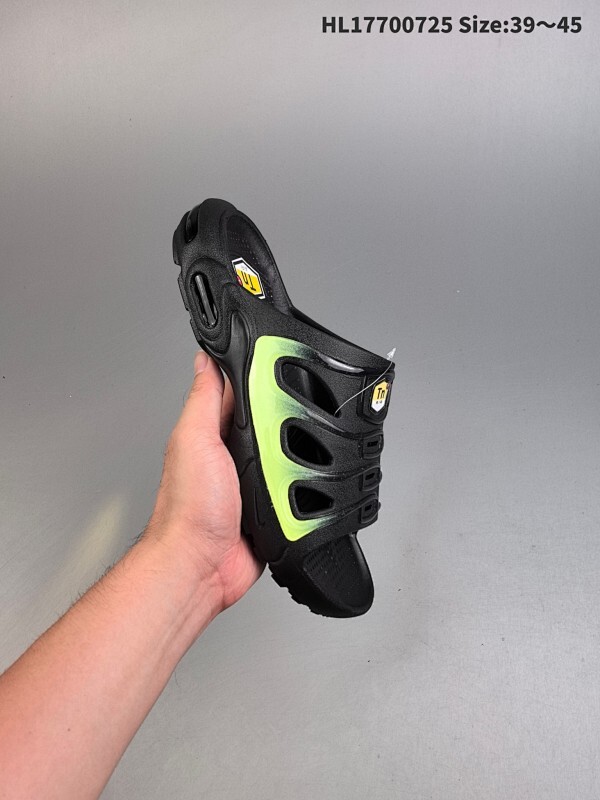 集合一 ✅NIKE AIR MORE UPTEMPO SLIDE耐克 拖鞋  以流行于街头的涂鸦文化为设计灵感 整体的设计风格夸张而充满魅力