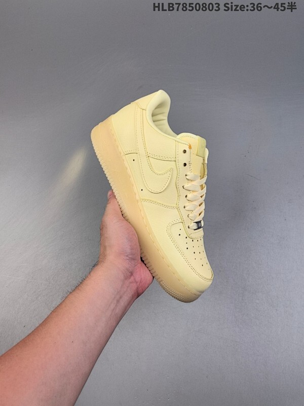 真标✅耐克Nike Air Force 1“07空军一号低帮百搭休闲运动板鞋。柔软、弹性十足的缓震性能和出色的中底设计