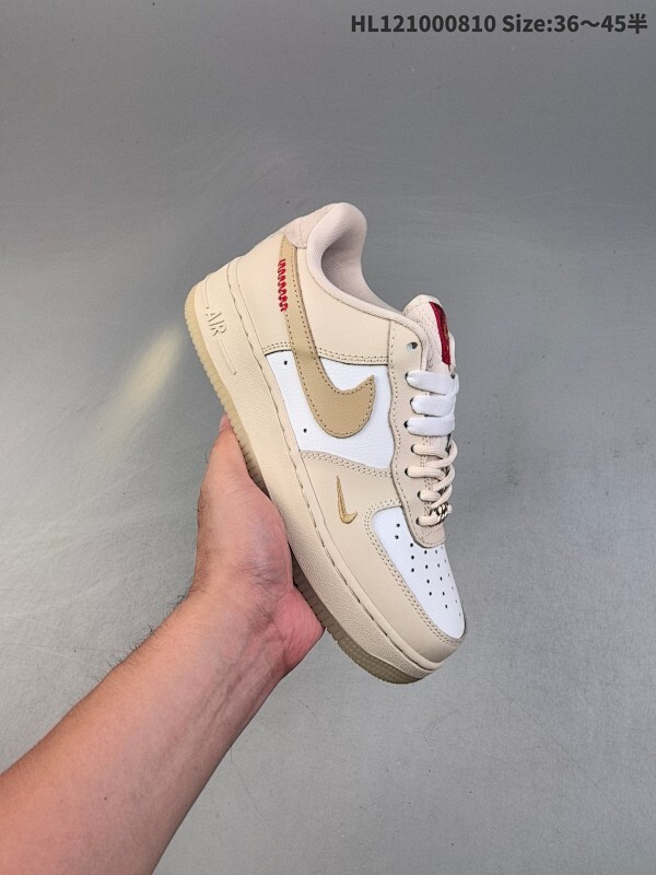 耐克Nike Air Force 1’07空军一号低帮百搭休闲运动板鞋。柔软、弹性十足的缓震性能和出色的中底设计