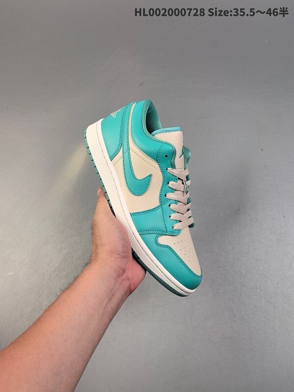 Air Jordan 1 Low 低帮 蓝绿色 AJ1 乔丹1代 aj1 乔1 低邦 蒂芙尼绿 乔丹篮球鞋系列 鞋款采用米色皮质面料打造鞋面，