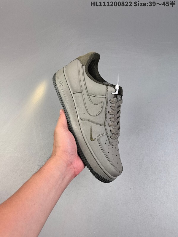 公司级✅耐克Nike AIR FORCE 1’07空军一号低帮百搭休闲运动板鞋。柔软、弹性十足的缓震性能和出色的中底设计