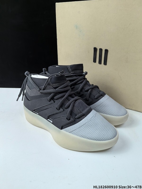 Fear of God Athletics I Basketball “The One” 重磅联名 #I Basketball 通过时尚的低帮和独特的半透明橡胶外底展示其身份