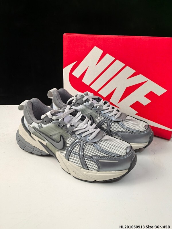 集合  Nike V2K Run 复古单品 复古老爹鞋跑步鞋 鞋款被命名为 Runtekk 设计上借鉴了 2000 年的跑鞋风格