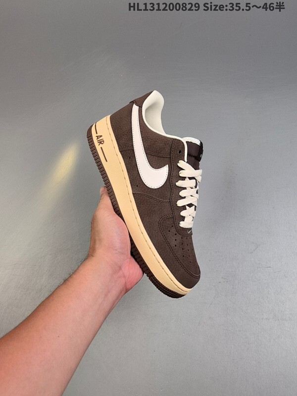 耐克Nike AIR FORCE 1‘07 空军一号低帮百搭休闲运动板鞋。柔软、弹性十足的缓震性能和出色的中底设计