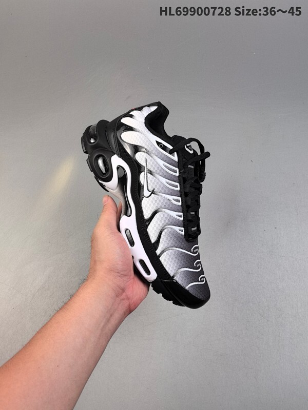 耐克 Nike Air Max Plus是Nike旗下另类鞋款的代表，TN 它诞生于1996年，是第一款使用TunedAir气垫的跑鞋